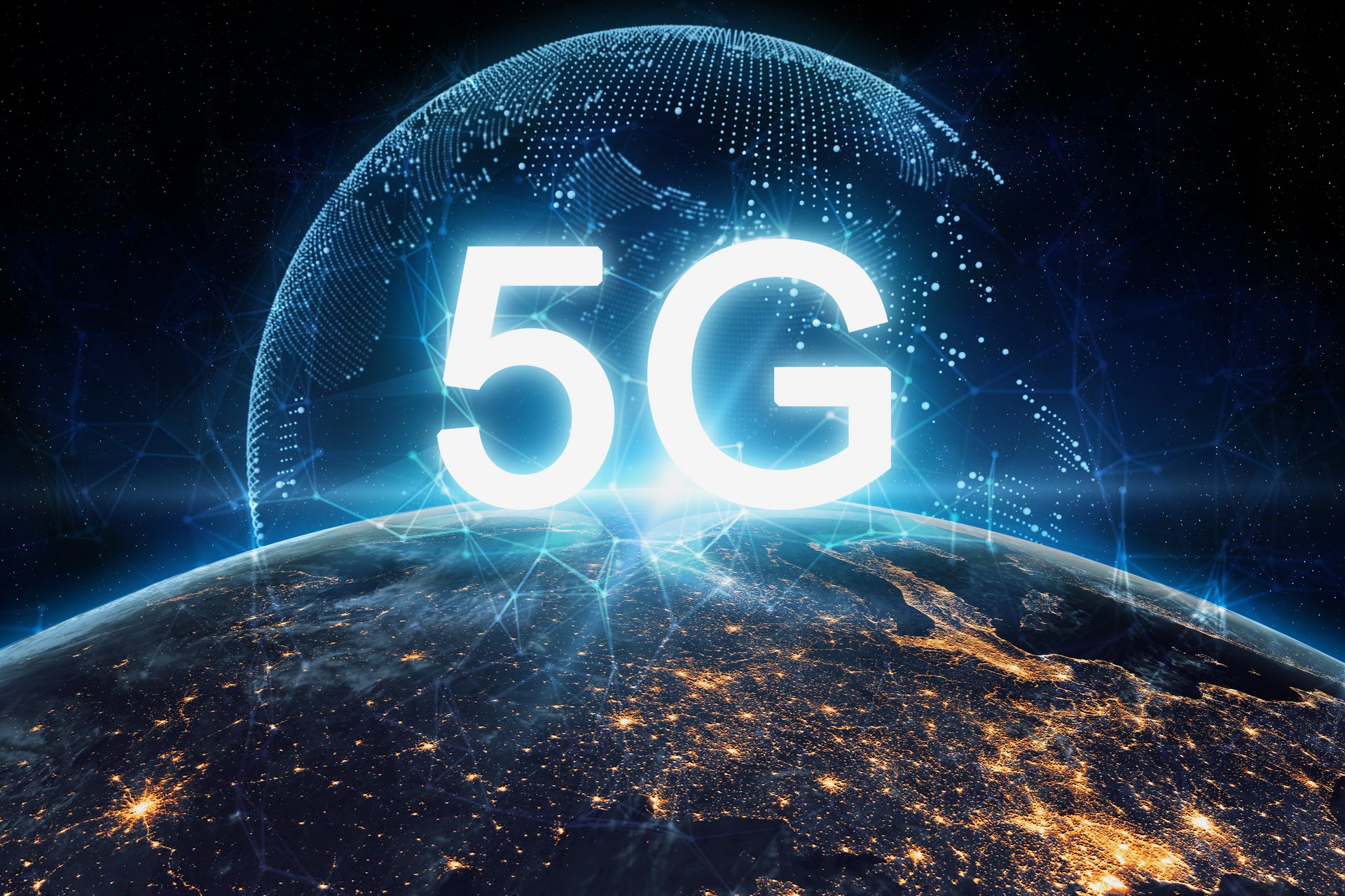 5G Blick auf die Erde und eines leuchtetenden 5G-Schirftzug darüber, aus dem Kosmos heraus