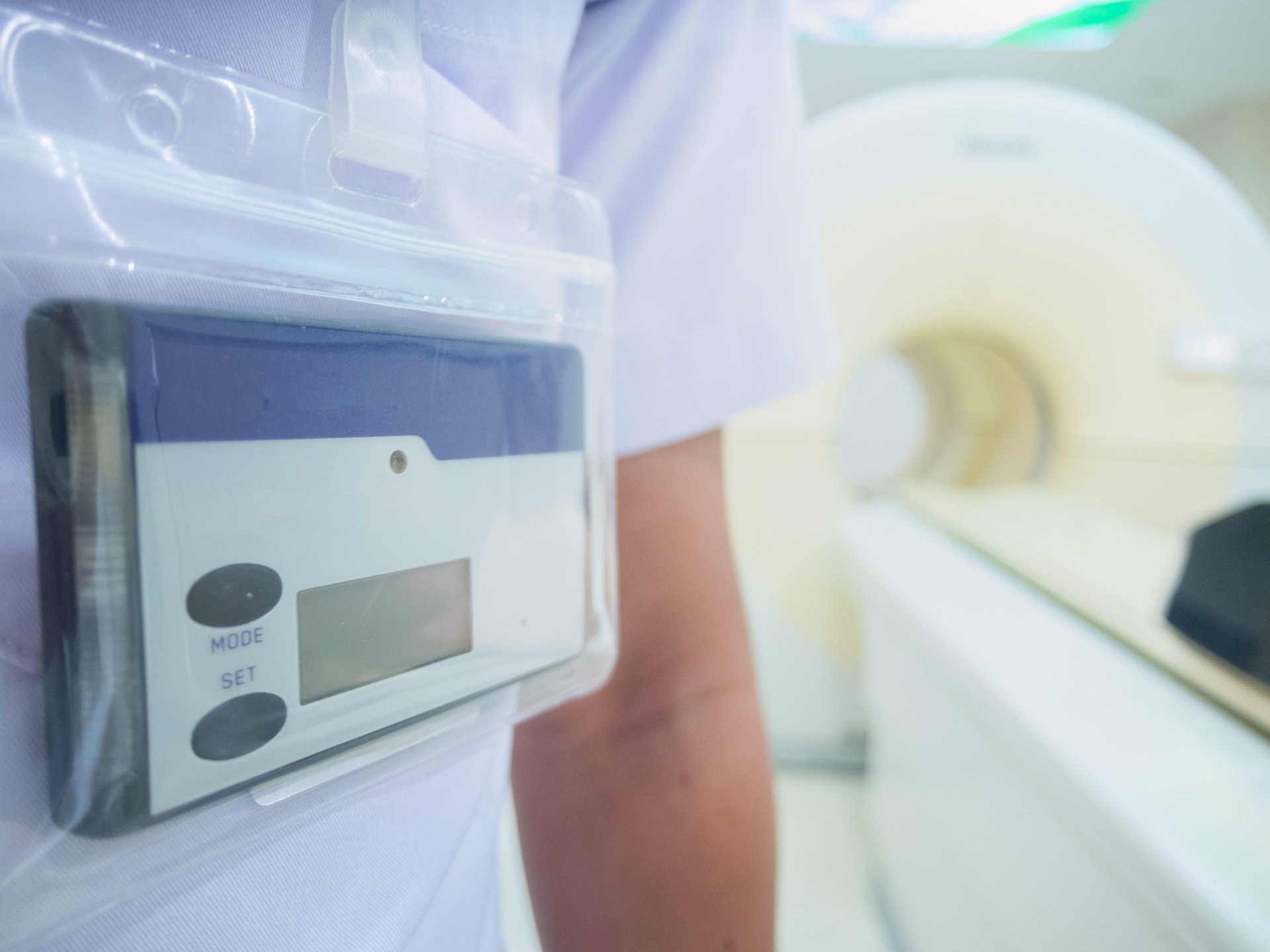 Personendosimeter Ein Personendosimeter hängt an einem weißen Oberteil in Brusthöhe